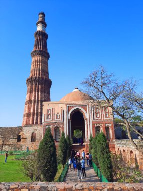 DELHI INDIA - 02 11 2023: Delhis zafer kulesinin Kutub Minar Kompleksi. Bu 73m 12. yüzyıl minaresi Delhis Eyfel Kulesi veya Big Ben şehrin en önemli sembolüdür..
