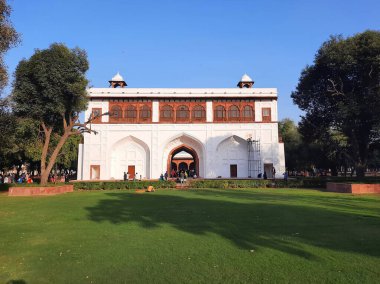 DELHI INDIA - 02 12 2023: Kırmızı kale, tarihsel olarak Babür imparatorlarının ana ikametgahı olarak hizmet veren Delhi, Hindistan 'ın Eski Delhi semtinde tarihi bir kaledir. İmparator Şah Cihan.