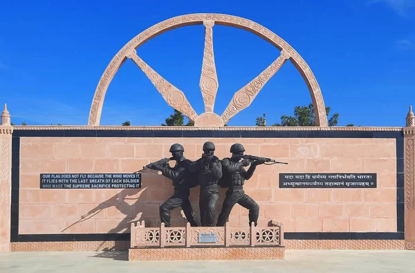 Jaisalmer Rajasthan India 2023年 ジャイサルマー戦争博物館の兵士のブロンズ像は 中将ボビー マシューズ Avsm Vsm 総司令官によって考案されました — ストック写真