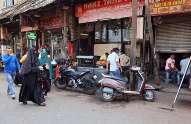 DELHI INDIA - 02 11 2023: Chandni Chowk pazarında yüzlerce yıldır işlek bir cadde bulunmakta ve onun dolambaçlı ve dar sokaklarının keşfi Eski Delhi 'de kesinlikle bir maceradır.