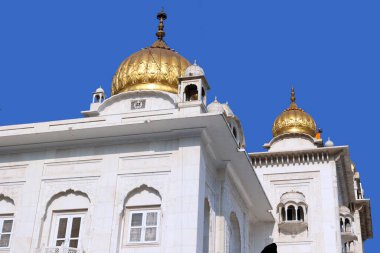 DELHI INDIA - 02 11 2023: Sri Bangla Sahib Gurudwara, Yeni Delhi, Hindistan 'daki en önemli Sih tapınaklarından biri.