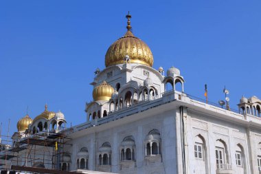 DELHI INDIA - 02 11 2023: Sri Bangla Sahib Gurudwara, Yeni Delhi, Hindistan 'daki en önemli Sih tapınaklarından biri.