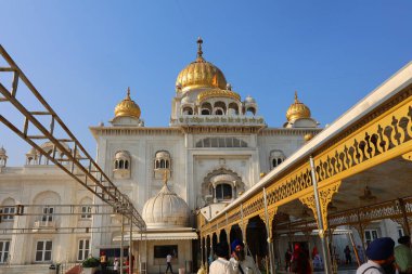 DELHI INDIA - 02 11 2023: Sri Bangla Sahib Gurudwara, Yeni Delhi, Hindistan 'daki en önemli Sih tapınaklarından biri.