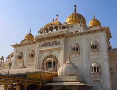DELHI INDIA - 02 11 2023: Sri Bangla Sahib Gurudwara, Yeni Delhi, Hindistan 'daki en önemli Sih tapınaklarından biri.