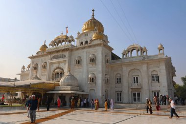 DELHI INDIA - 02 11 2023: Sri Bangla Sahib Gurudwara, Yeni Delhi, Hindistan 'daki en önemli Sih tapınaklarından biri.