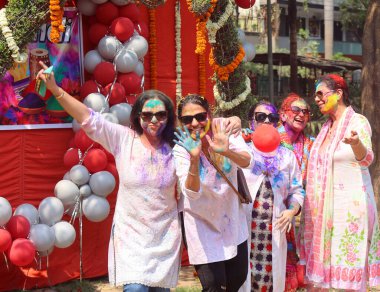 DELHI INDIA - 02 11 2023: Holi renk festivali. Holi renkli renkli toz ve toz boyaları festivali.