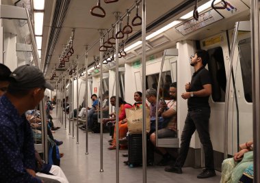 NEW DELHI INDIA - 03 10 2023: Delhi Metro 'nun içinde Delhi ve uydu şehirleri Gaziabad, Faridabad, Gurugram, Noida ve Bahadurgarh' a hizmet veren bir toplu hızlı geçiş (MRT) sistemi var.