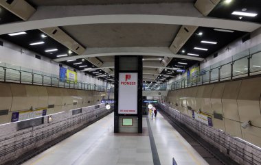 NEW DELHI INDIA - 03 10 2023: Delhi Metro Platformu Delhi ve uydu kentleri Gaziabad, Faridabad, Gurugram, Noida ve Bahadurgarh 'a hizmet veren toplu hızlı ulaşım sistemidir.