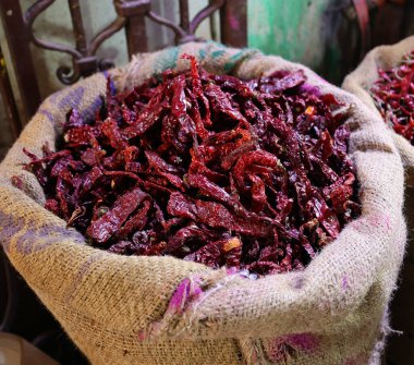 Kuru biber torbası: pimientos koriceros, kuru guindilla biberi ve Piparras-Basque yeşil biberi.