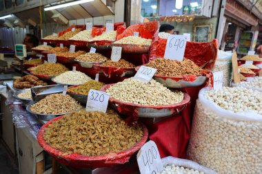 DELHI INDIA - 03 10 2023: Hindistan pazarında vejetaryen ya da vejetaryen fındık, hindistan cevizi, ceviz ve fındık, çam fıstığı gibi besin maddeleri.