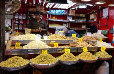 DELHI INDIA - 03 10 2023: Hindistan pazarında vejetaryen ya da vejetaryen fındık, hindistan cevizi, ceviz ve fındık, çam fıstığı gibi besin maddeleri.