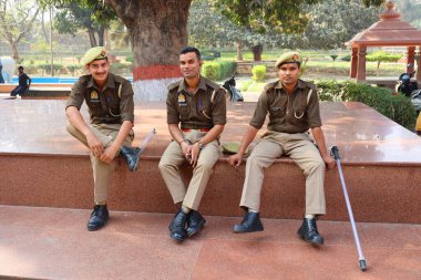 VARANASI BHOJPUR PURVANCHAL INDIA - 03 05 2023: Şehrin sokaklarında polis devriyesi. Efsaneye göre şehir yaklaşık 5000 yıl önce Tanrı Shiva tarafından kurulmuş..