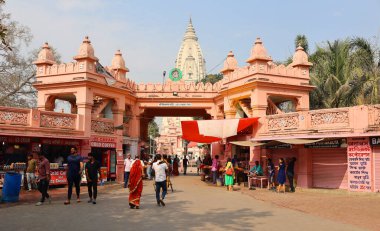 VARANASI BHOJPUR PURVANCHAL INDIA - 03 05 2023: Kashi Vishwanath Tapınağı Lord Shiva 'ya adanmış ünlü bir Hindu tapınağıdır. Varanasi yakınlarındaki Vishwanath Gali 'de yer almaktadır.