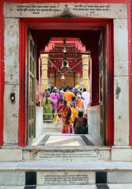 VARANASI BHOJPUR PURVANCHAL INDIA - 03 05 2023: İnsanlar Kashi Vishwanath Tapınağı 'nda dua ediyorlar. Varanasi yakınlarındaki Vishwanath Gali 'de yer almaktadır.