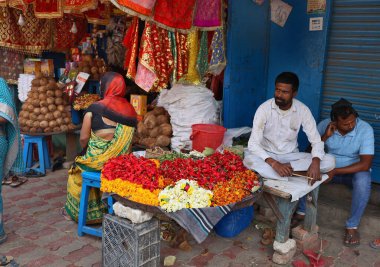 VARANASI BHOJPUR PURVANCHAL INDIA - 03 05 2023: Yerel bir Hint pazarında çiçek satan bir adam