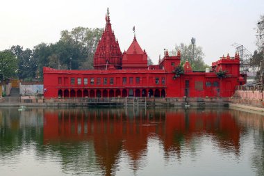 VARANASI BHOJPUR PURVANCHAL INDIA - 03 05 2023: Shri Durga veya Maymun Tapınağı Varanasi kentindeki Ganj nehrinde yer almaktadır