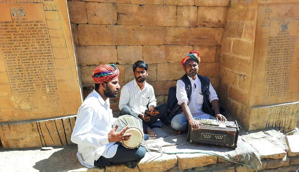 JAISALMER RAJASTHAN INDIA - 02 13 2023: Jaisalmer Kalesi Rajasthan Eyaleti 'nde yalvaran sokak müzisyenleri