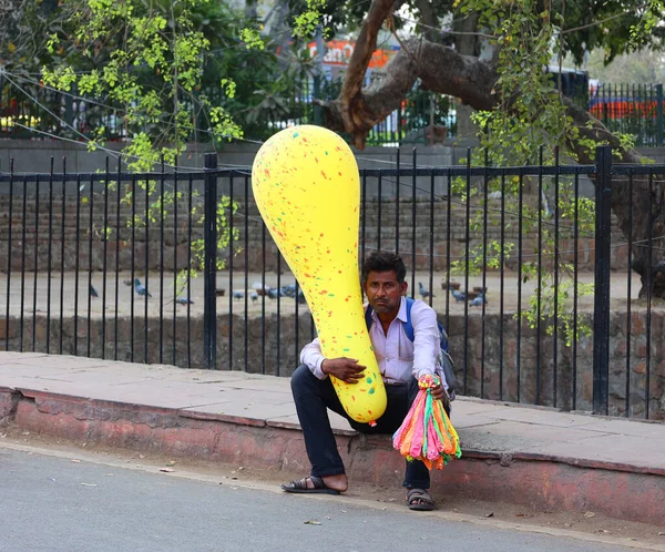 Delhi India 2023 Biedny Młody Człowiek Sprzedający Gigantyczne Kolorowe Balony — Zdjęcie stockowe