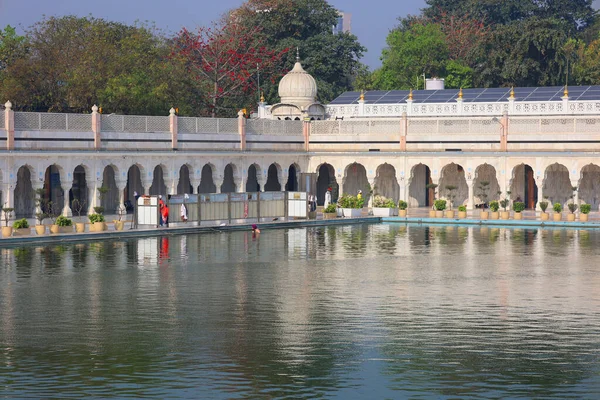 印度德里 2023年11月2日 印度新德里最重要的锡克教庙宇之一 斯里兰卡的班格拉 萨希布 古鲁德瓦拉 Bangla Sahib Gurudwara 始建于1783年 — 图库照片