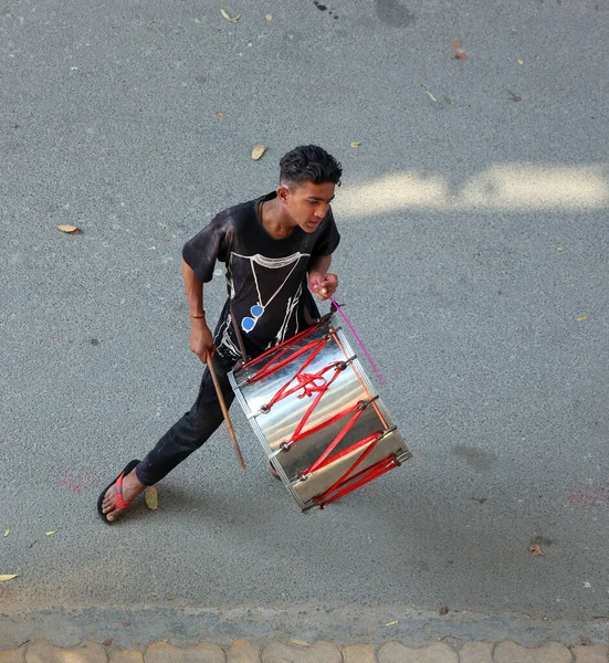 Delhi India 2023 Portret Indyjskiego Chłopca Grającego Perkusji Podczas Holi — Zdjęcie stockowe