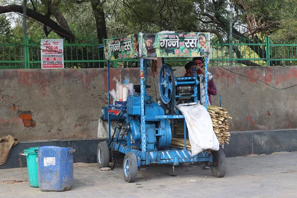 Delhi India 2023 Stall Man Sugarcane Juice Extractor Sugar Cane — Stock Photo, Image