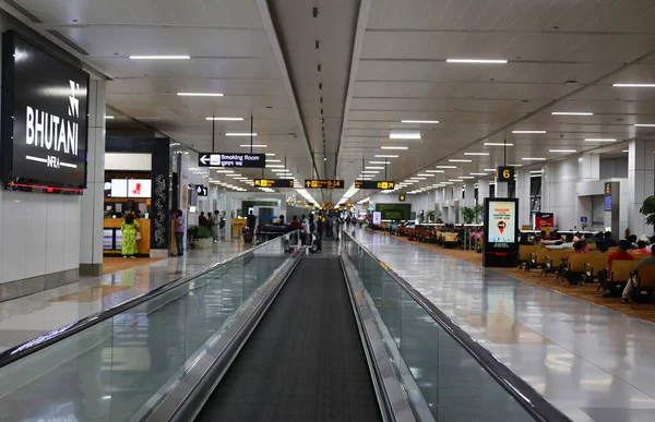 Delhi India 2023 Delhi Havaalanındaki Uluslararası Havaalanında Yürüyen Merdiven — Stok fotoğraf