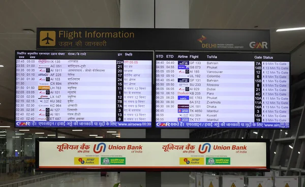 Delhi India 2023 Delhi Havaalanındaki Uluslararası Havaalanındaki Uçuş Bilgi Panosu — Stok fotoğraf