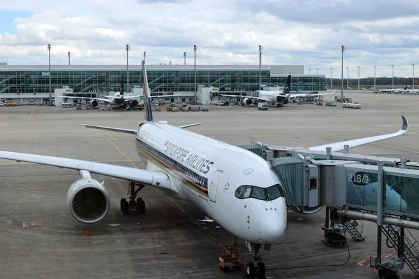 Niemcy Munich 2023 Samolot Odrzutowy Linii Lotniczych Singapur Zaparkowany Lotnisku — Zdjęcie stockowe
