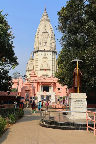 VARANASI BHOJPUR PURVANCHAL INDIA - 03 05 2023: Kashi Vishwanath Tapınağı Lord Shiva 'ya adanmış ünlü bir Hindu tapınağıdır. Varanasi yakınlarındaki Vishwanath Gali 'de yer almaktadır.