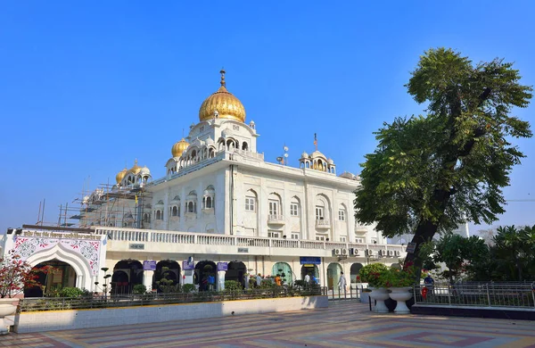 印度德里 2023年11月2日 印度新德里最重要的锡克教庙宇之一 斯里兰卡的班格拉 萨希布 古鲁德瓦拉 Bangla Sahib Gurudwara 始建于1783年 — 图库照片#