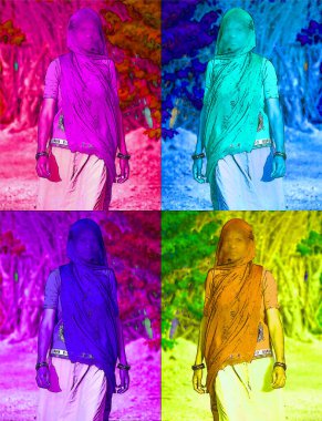 RURAL RAJASTHAN INDIA - 02: 13 2023: Kabile yaşamı köyü kadınları yaz aylarında su sıkıntısı çekerek su taşıyorlar 