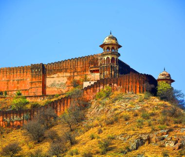 AMER RAJASTHAN INDIA - 02 17 2023: Amer Fort veya Amber Fort Amer, Rajasthan, Hindistan 'da bulunan bir kaledir. Meenas Hanedanı 'ndan Alan Singh Chanda tarafından kuruldu..