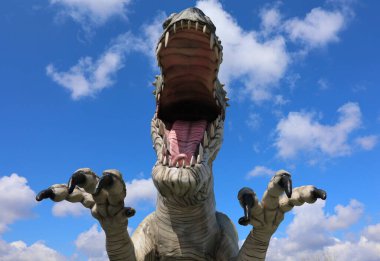 Saint-LeONARD-D 'ASTON QUEBEC CANADA - 04 15 2023: Giganotosaurus, Arjantin' in Ceneviz döneminde yaşamış bir Theropod dinozor cinsidir.