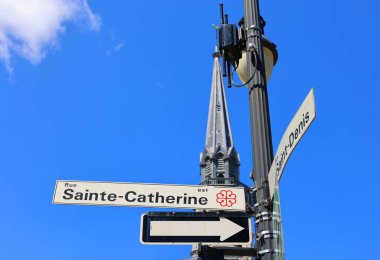 MONTREAL QUEBEC CANADA - 05 09 2023: Sainte-Catherine Caddesi İşareti Montreal şehir merkezinin birincil ticari arteridir ve Saint Denis Caddesi tabelası Montreal 'in en büyük kuzey güney caddesidir.