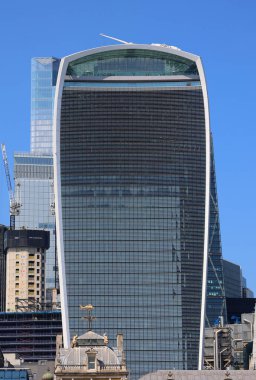 LONDON BİRLİĞİ KINGDOM - 06 19 19 2023: 20 Fenchurch Caddesi, Londra 'nın tarihi finans bölgesinde, Fenchurch Caddesi' ndeki adreslerinden ismini alan bir ticari gökdelendir.