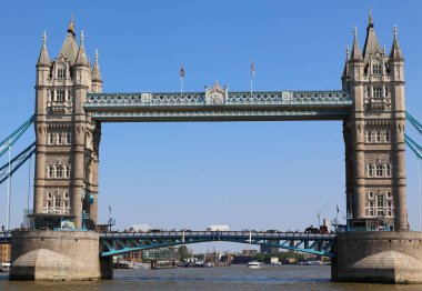 LONDON BİRLİĞİ KINGDOM - 06 19 2023: Tower Bridge, 1886 ve 1894 yılları arasında Horace Jones tarafından tasarlanan, Londra 'daki birleşik bazkül ve asma köprü listesidir.