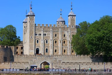 LONDON BİRLİĞİ KINGDOM - 06 19 2023: Majestelerinin Kraliyet Sarayı ve Kalesi, daha çok bilinen adıyla Londra Kulesi, Thames Nehri 'nin kuzey kıyısında yer alan tarihi bir kaledir.