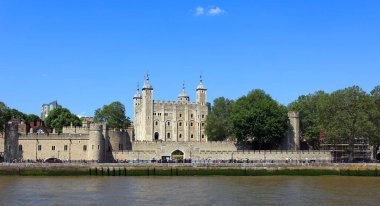LONDON BİRLİĞİ KINGDOM - 06 19 2023: Majestelerinin Kraliyet Sarayı ve Kalesi, daha çok bilinen adıyla Londra Kulesi, Thames Nehri 'nin kuzey kıyısında yer alan tarihi bir kaledir.