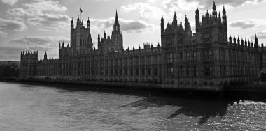 BÜYÜK KINGDOM - 06 19 2023: Westminster Sarayı, Birleşik Krallık Parlamentosu 'nun iki meclisi olan Avam Kamarası ve Lordlar Kamarası' nın buluşma yeridir..