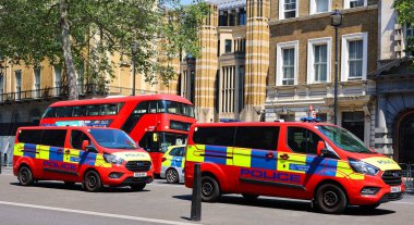 LONDON BİRLİK KINGDOM 06 19 2023: Londra Büyükşehir Polis arabası, İngiltere kompakt arabalar, güçlü mülkler ve zırhlı polis taşıyıcıları da dahil olmak üzere çok çeşitli operasyonel araçlar kullanıyor
