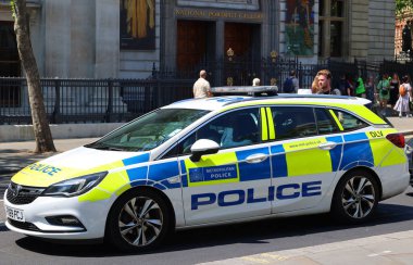 LONDON BİRLİK KINGDOM - 06 19 2023: Londra Büyükşehir Polis arabası, Birleşik Krallık kompakt arabalar, güçlü mülkler ve zırhlı polis taşıyıcıları da dahil olmak üzere çok çeşitli operasyonel araçlar kullanıyor