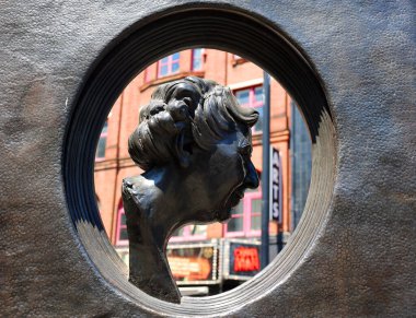 BİRLİK KINGDOM - 06 19 2023: Agatha Christie Memorial, yazar ve oyun yazarı Agatha Christie 'nin anısına Cranbourn Caddesi ile Great Newport Caddesi' nin kesişiminde yer alan bir anıttır.