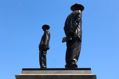 LONDRA BİRLİK KINGDOM - 06 19 2023: Plinth Sculpture bir Anti-Colonial Hero Haraçtır. Siyasiler, Afrika yanlısı Baptist papazın ve sömürgeci karşıtı simge John Chilembwe 'nin anıtı.