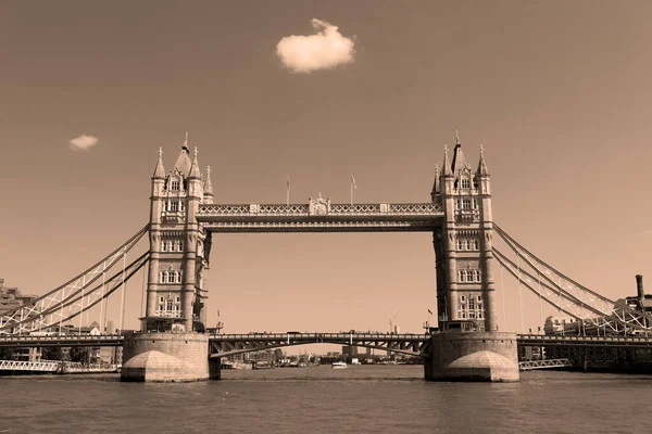 ロンドンイギリス 2023年6月19日 タワーブリッジは ホレス ジョーンズによって設計された1886年から1894年に建てられた ロンドンの組み合わせベースと吊り橋をリストアップしたグレードです — ストック写真