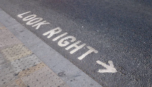 ロンドンの道路上で右の標識を見てください イギリス — ストック写真