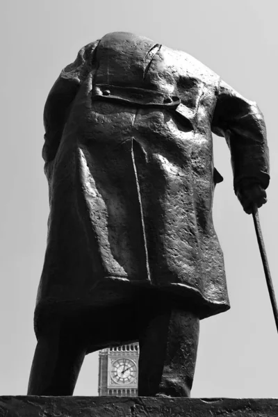 London United Kingdom 2023 Posąg Brytyjskiego Premiera Winstona Churchilla Wieżą — Zdjęcie stockowe