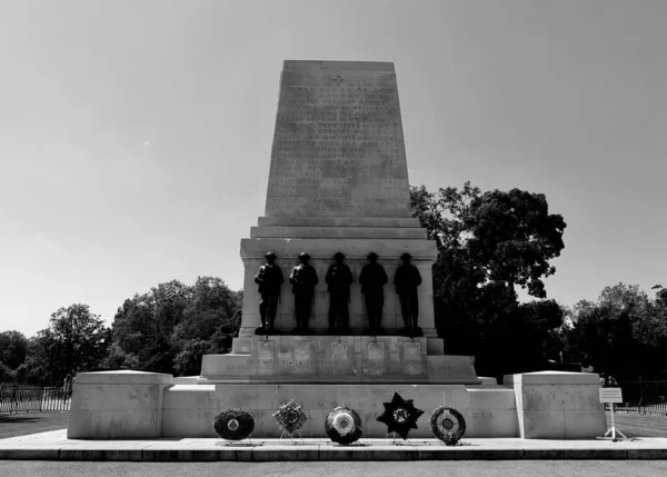 英国伦敦 2023 Cenotaph前面有五个巨大的青铜雕塑 每个雕塑代表一个步兵团 他们用步枪轻松地站在石刻上 — 图库照片