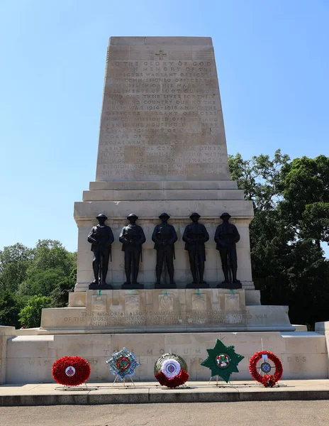 英国伦敦 2023 Cenotaph前面有五个巨大的青铜雕塑 每个雕塑代表一个步兵团 他们用步枪轻松地站在石刻上 — 图库照片