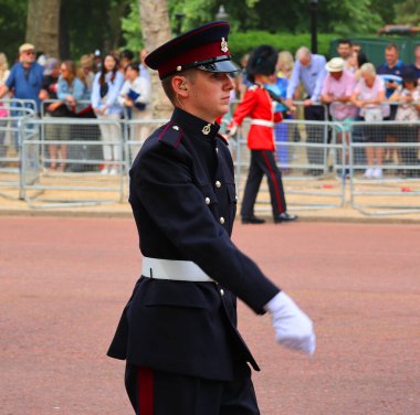 LONDON BİRLİĞİ KINGDOM - 06 17 2023: Hükümdarın doğum gününde kral muhafızları resmi olarak bayrak töreniyle kutlanır (Kralın doğum günü geçidi)). 