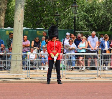 LONDON BİRLİĞİ KINGDOM - 06 17 2023: Hükümdarın doğum gününde kral muhafızları resmi olarak bayrak töreniyle kutlanır (Kralın doğum günü geçidi)). 